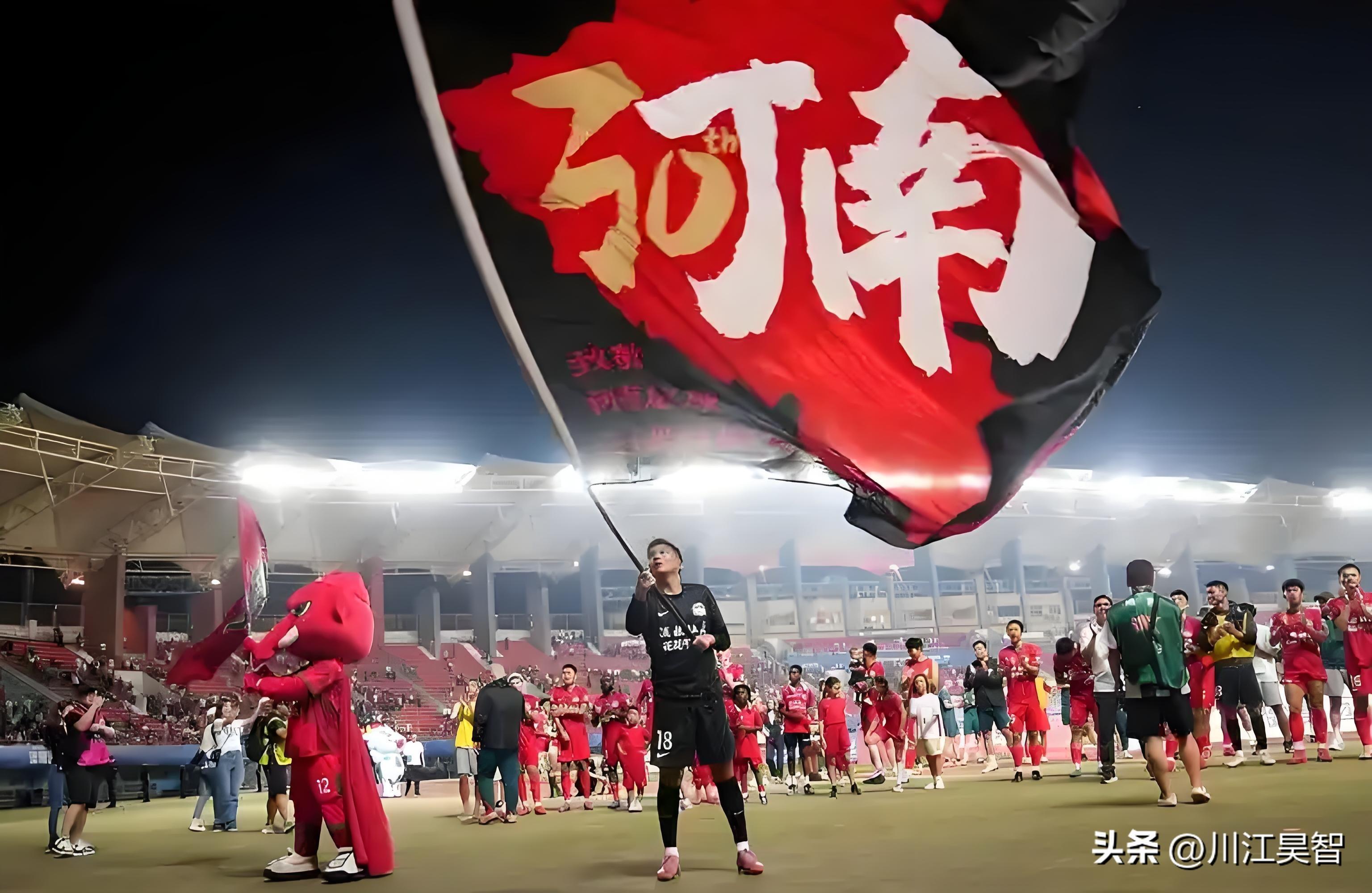 包含清晨中超焦点战，纽卡斯尔状态回暖，质疑声仍在，轮换策略成焦点的词条