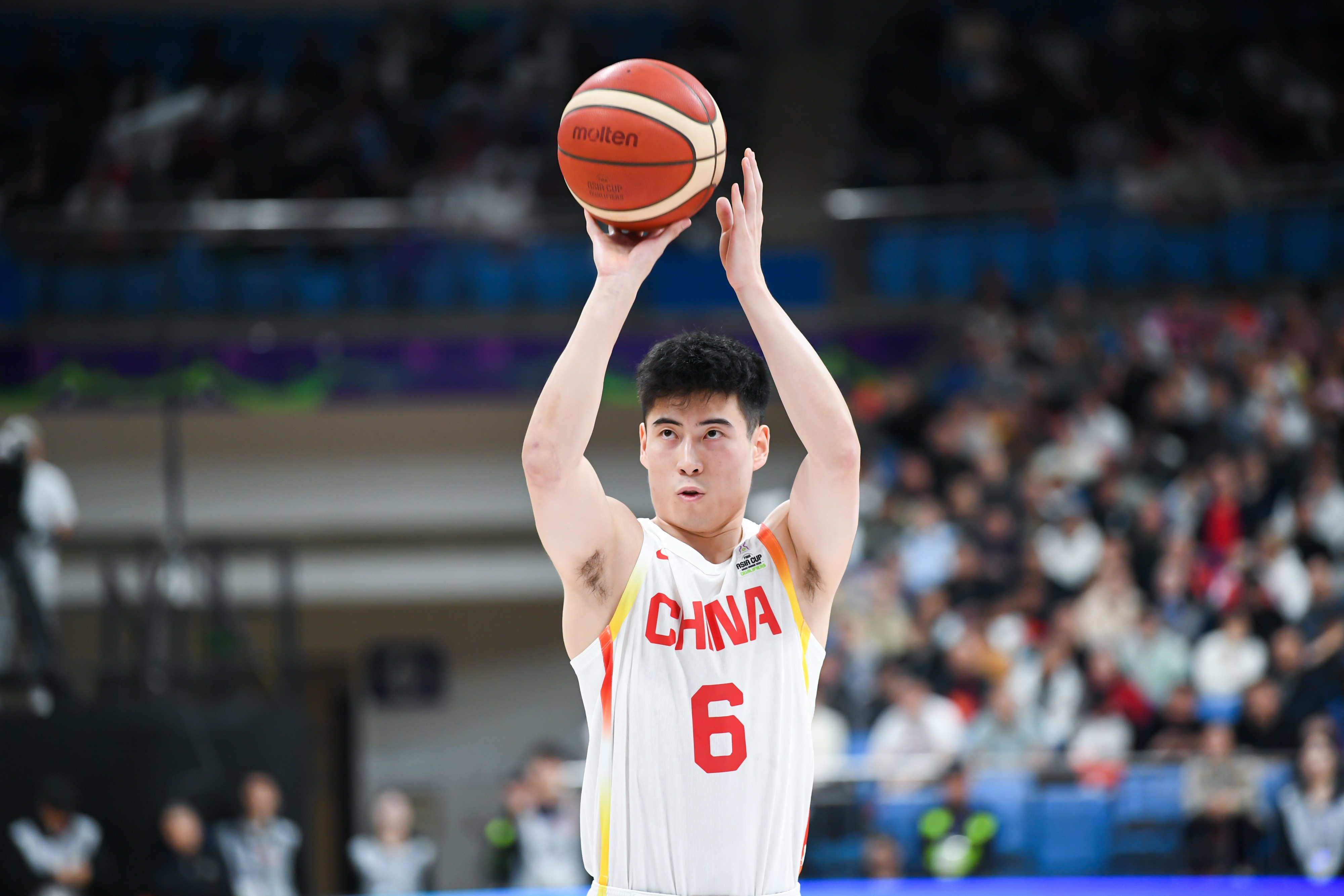 赛前体能课后，山东男篮豪取连胜备战欧篮联，态度坚定，年轻球员得到机会的简单介绍