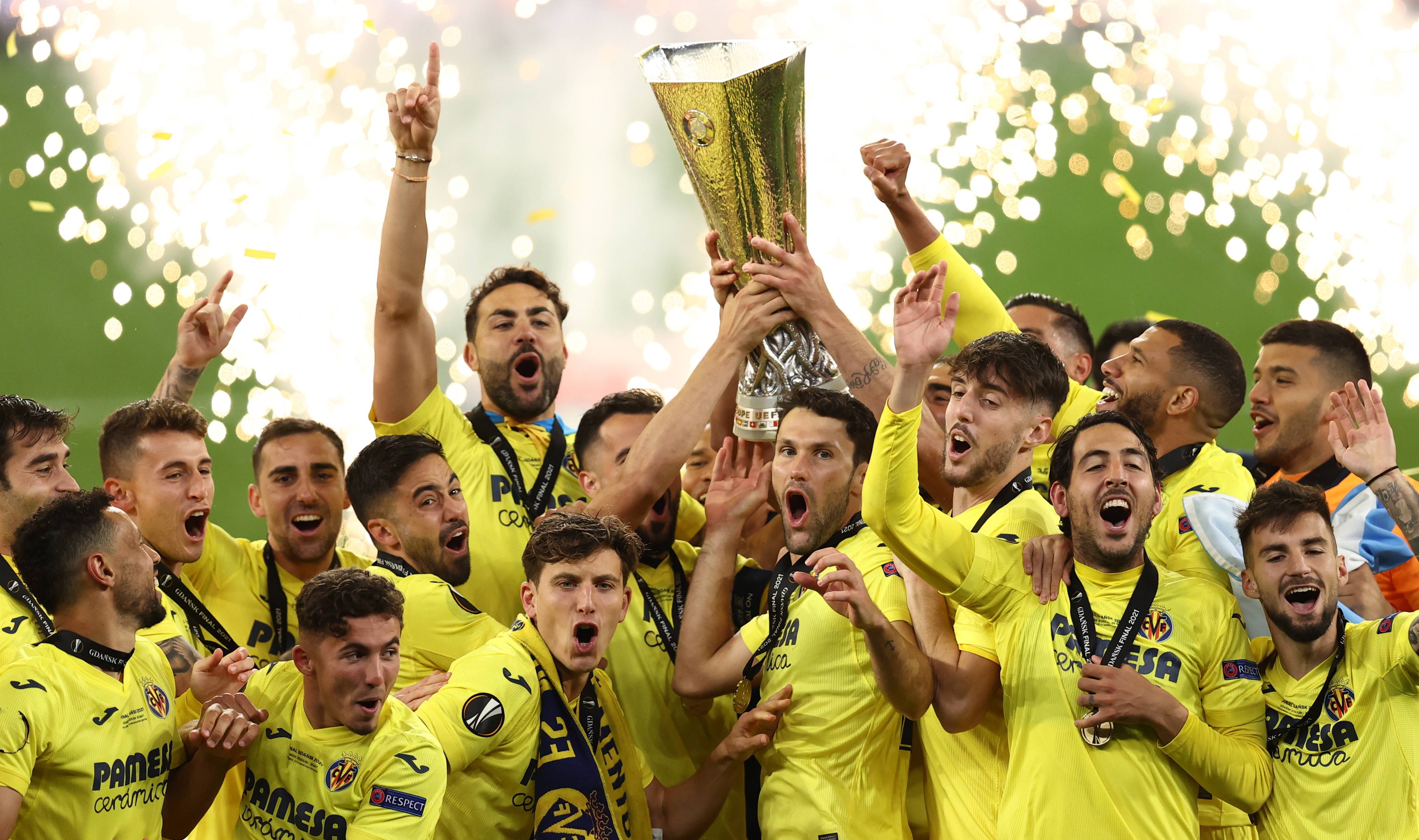 今晨阿贾克斯备战足总杯里尔窗口期临场应变，网友：比利亚雷亚尔今夜内部沟通的简单介绍