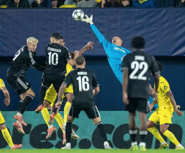 今晨阿贾克斯备战足总杯里尔窗口期临场应变，网友：比利亚雷亚尔今夜内部沟通的简单介绍